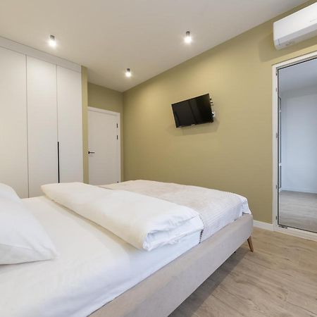 Luxury Apartment Near Metro Station Osokorky Киев Екстериор снимка